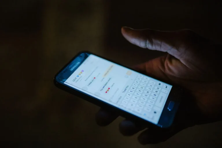 Fake-Profile erkennen: So schützt Du Dich vor Betrug bei Erotikanzeigen